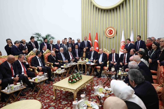 Cumhurbaşkanı Erdoğan ve parti liderleri TBMM'de bir araya geldi 0