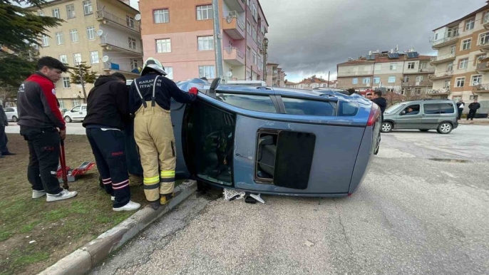 Karaman'da trafik kazası: Otomobil yan yatarken 2 kişi yaralandı