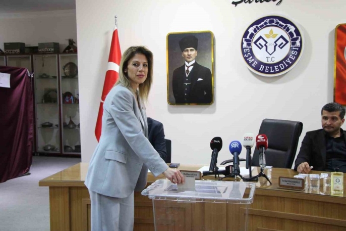 Eşme Belediye Başkan vekilliğine Zeki Işık seçildi 4