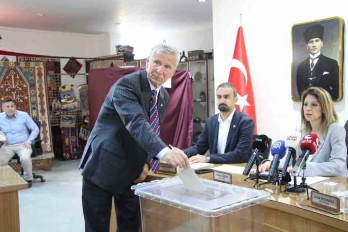 Eşme Belediye Başkan vekilliğine Zeki Işık seçildi 7