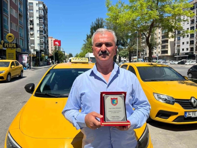 İzmirli taksici, parası çalınan askerin imdadına koştu: Uçağını kaçırmaması için seferber oldu 1