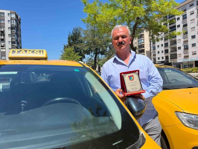 İzmirli taksici, parası çalınan askerin imdadına koştu: Uçağını kaçırmaması için seferber oldu 2