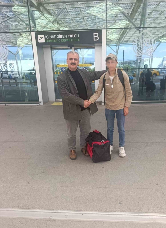 İzmirli taksici, parası çalınan askerin imdadına koştu: Uçağını kaçırmaması için seferber oldu 4