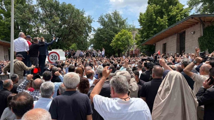 Özgür Özel, TBMM önündeki kalabalığa hitap etti 1