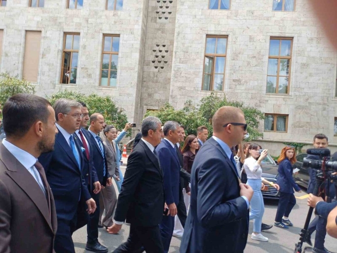 Özgür Özel, TBMM önündeki kalabalığa hitap etti 2