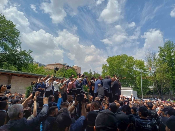 Özgür Özel, TBMM önündeki kalabalığa hitap etti 3