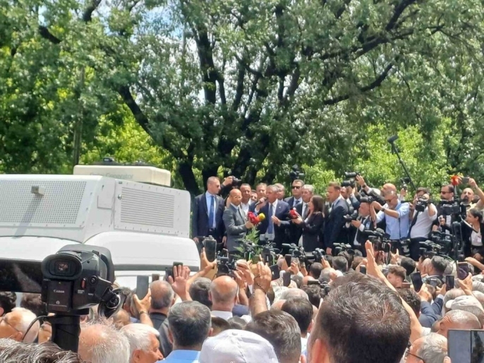 Özgür Özel, TBMM önündeki kalabalığa hitap etti 4