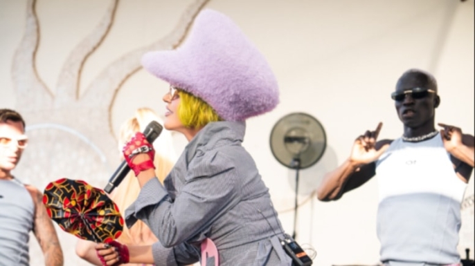 Hande Yener, Bodrum konserinde sıcak havaya rağmen iddialı kombiniyle dikkat çekti 1