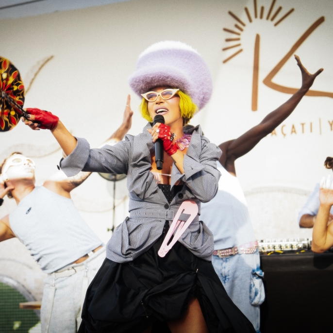 Hande Yener, Bodrum konserinde sıcak havaya rağmen iddialı kombiniyle dikkat çekti 2
