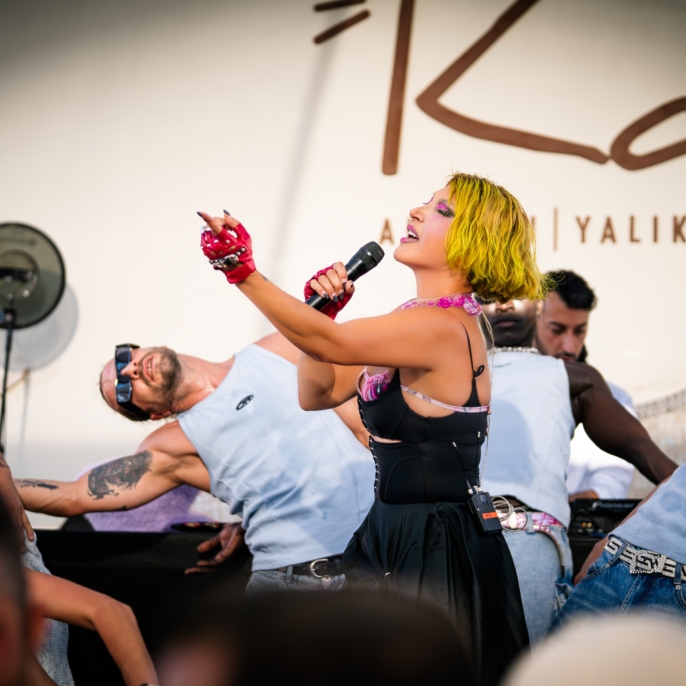 Hande Yener, Bodrum konserinde sıcak havaya rağmen iddialı kombiniyle dikkat çekti 3