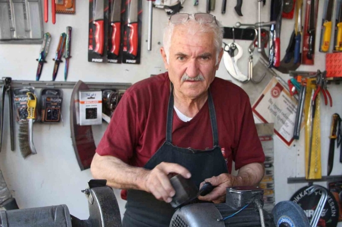 73 yaşındaki Müzbah Cengiz, 59 yıldır bıçak bileyerek ailesini geçindiriyor 1