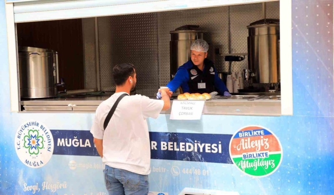 Muğla Büyükşehir, üniversite öğrencilerine çorba ikram ediyor 2