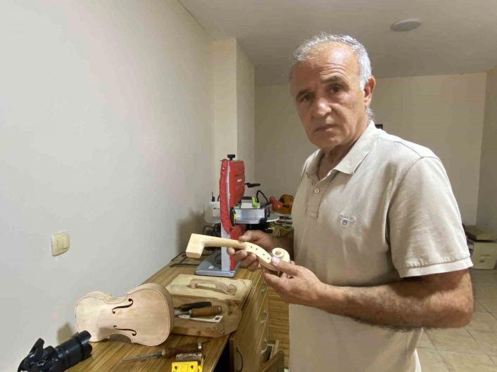 Annesinin altınlarını bozdurup aldığı keman, emekliliğinde mesleği oldu