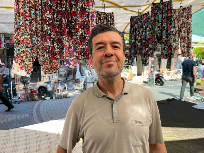 Aydında oğul çıkaran arı kolonisi pazar tezgahına kondu