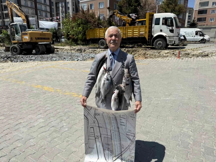Balıkçı Kenan, boynuna astığı balıklarla İmamoğlu ve Özeli protesto etti