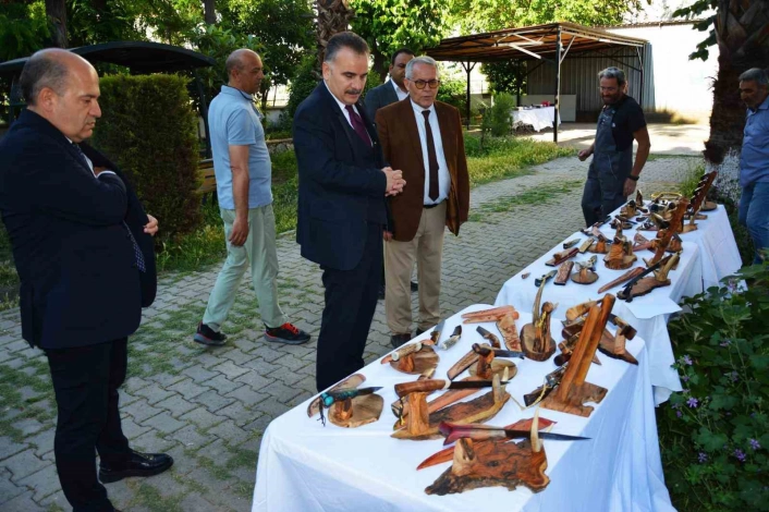 Edremitte elle dövülen bıçaklar sergisi hayran bıraktı