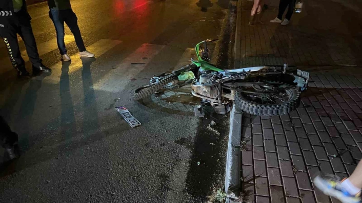 Gazipaşada U dönüşü yapıp motosikletle çarpışan aracın sürücüsü kaçtı: 1 yaralı