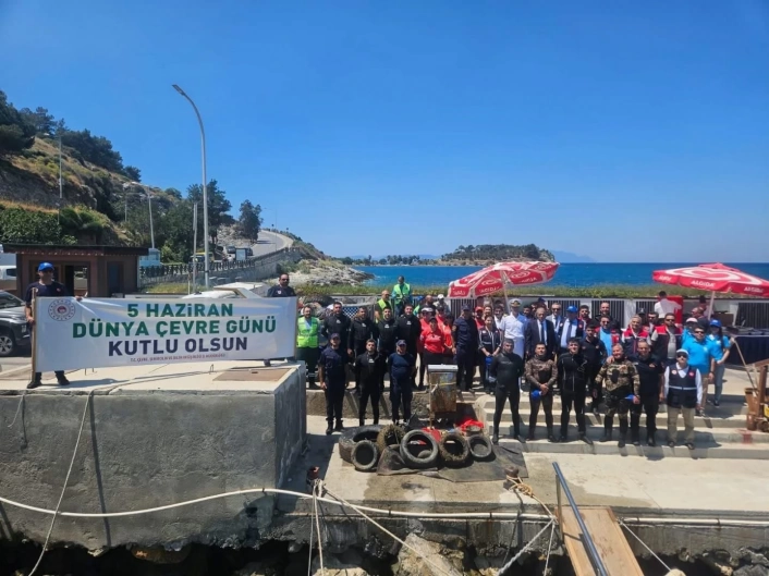 Güvercinadada deniz dibinden 1.5 ton atık çıkarıldı