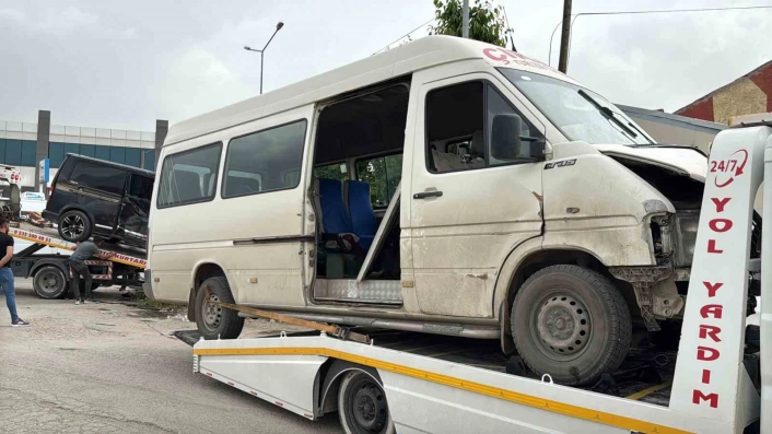 Minibüs ile kamyonet çarpıştı, 9 kişi yaralandı