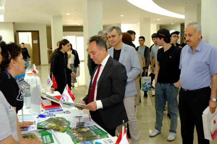 Üniversite adayları AÜB tanıtım fuarında geleceklerini şekillendiriyor