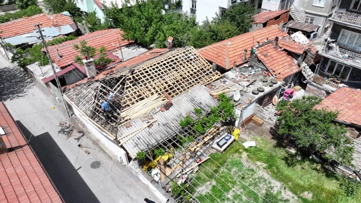Yangında zarar gören evin tadilatı yapılıyor