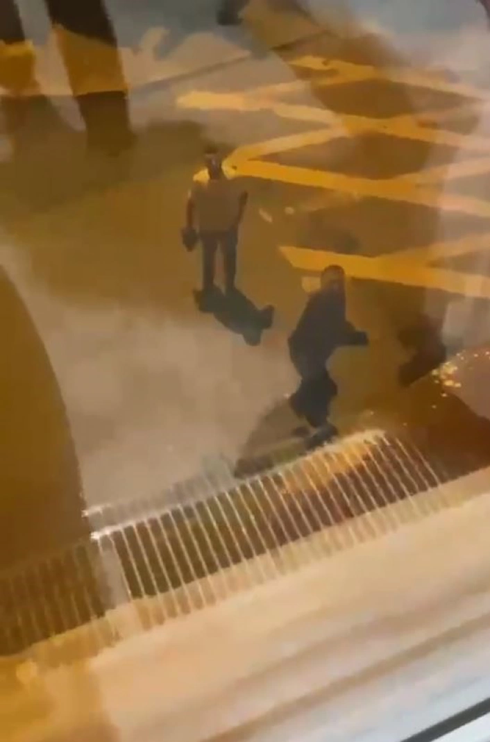 Bayrampaşada boşanma aşamasındaki eşinin yakınları dehşeti yaşattı