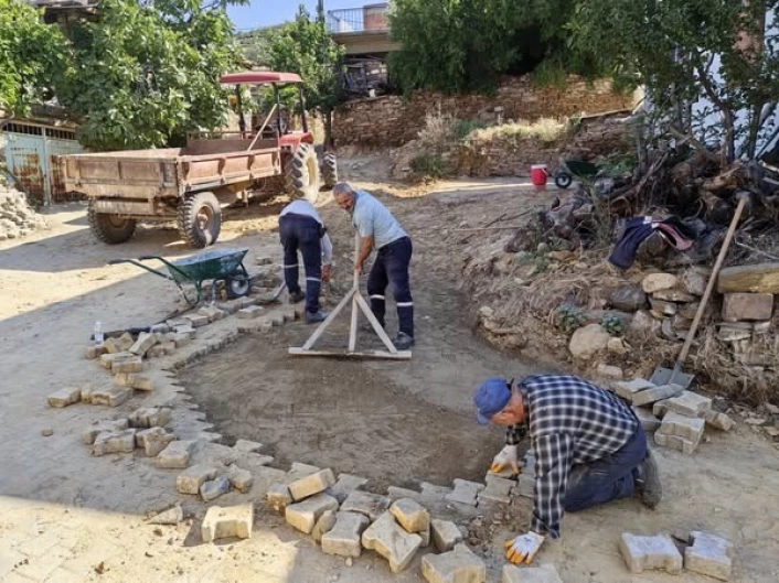 Karacasuda yol çalışmaları devam ediyor