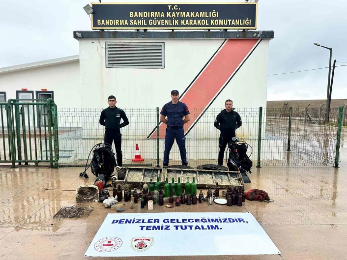 Sahil Güvenlik ekiplerinden Çevre Gününe özel deniz temizliği