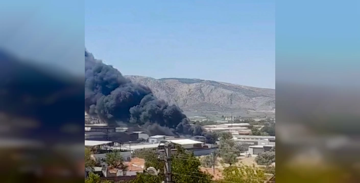 Akhisar'da hurda deposu yangını: Üç itfaiye eri dumandan etkilendi