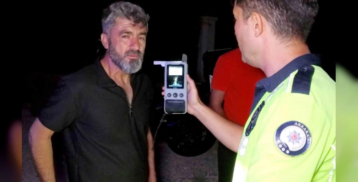 Aksaray'da alkollü sürücü kazası: Elektrik direği devrildi