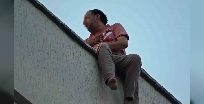 Antalya'da eşinden uzaklaştırma kararı alan adam çatıda eylem yaptı