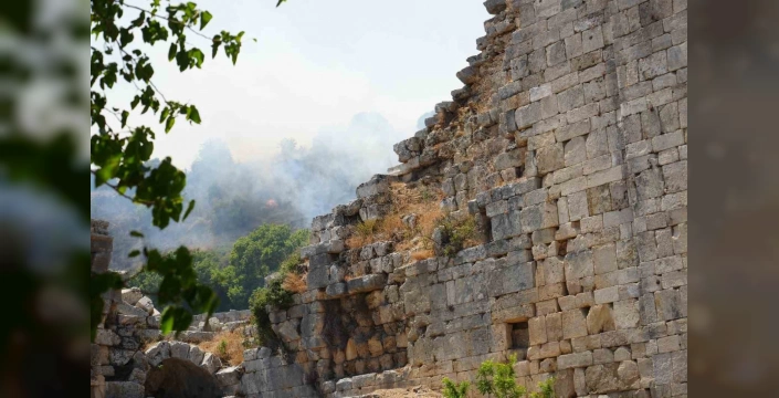 Antalya'da orman yangınları sürüyor: Perge Antik Kenti tehlikede
