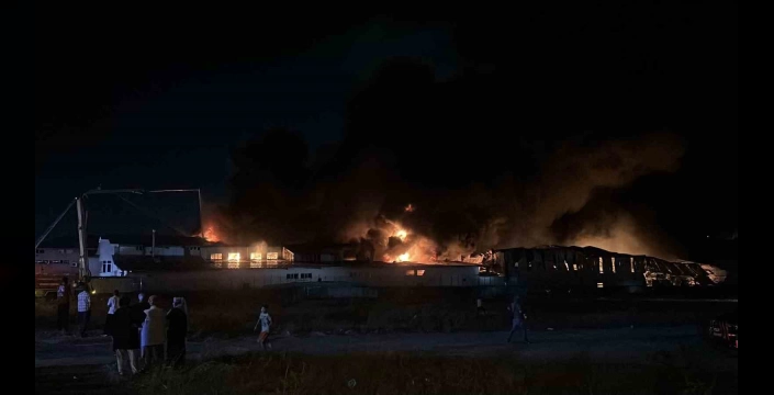 Arnavutköy'de fabrika yangını: Çok sayıda itfaiye ekibi müdahalede