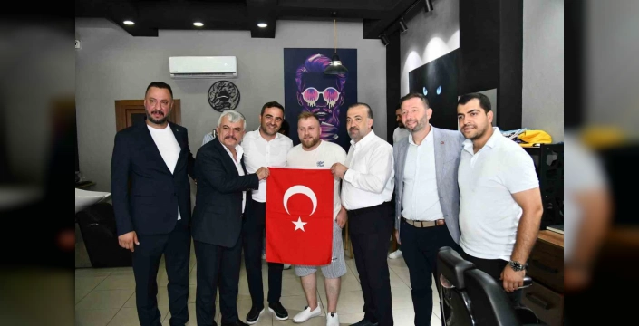 Başiskele'de esnafa Türk bayrağı dağıtıldı