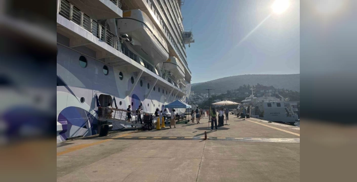 Bodrum'a dev yolcu gemisi geldi