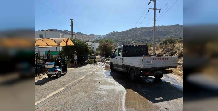 Bodrum'da su hattı patlaması: Tonlarca su israfı ve yol trafiği felç