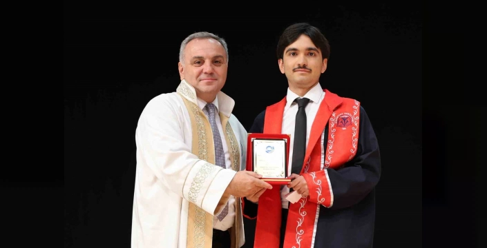 Erciyes Üniversitesi Edebiyat Fakültesi mezunlarını verdi