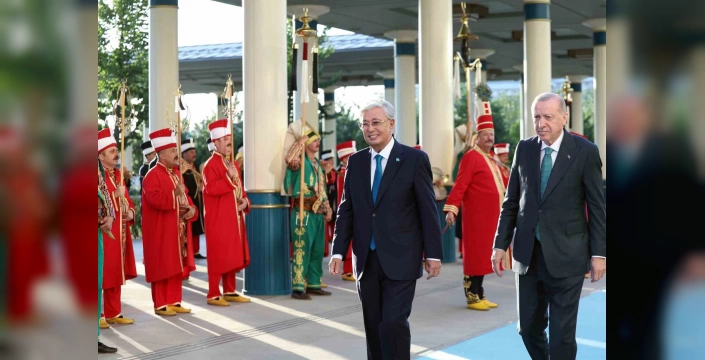 Erdoğan, Tokayev’e Devlet Nişanı verdi