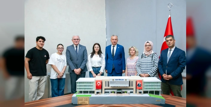 Erzincan Binali Yıldırım Üniversitesi'nde öğrenciler rektörlük binası maketi sundu