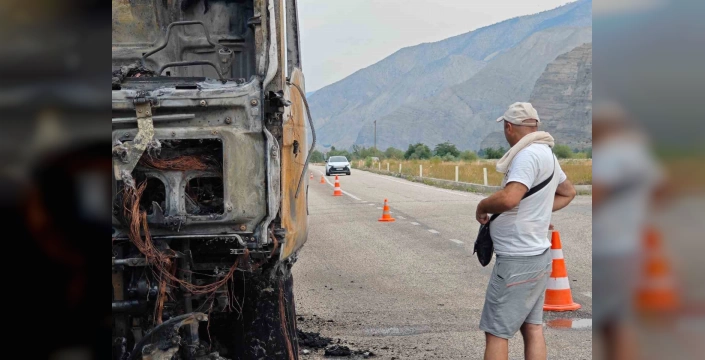 Erzurum-Artvin karayolunda Gürcü tırı yandı