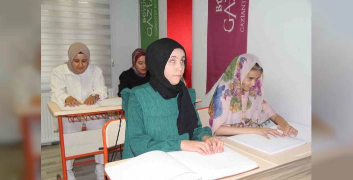 Gaziantep'te görme engelliler Braille alfabesiyle Kur'an-ı Kerim öğreniyor