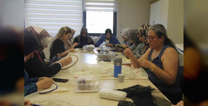 Gaziantep'te kadınlar tel kırma sanatıyla hem çeyiz hazırlıyor hem de aile bütçesine katkı sağlıyor