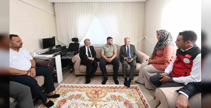 Kahramanmaraş Belediye Başkanı Görgel, gaziyi ziyaret etti