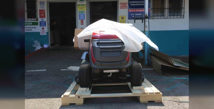 Kepez Belediyesi'nin yeşil alan bakımı için 8 yeni traktör