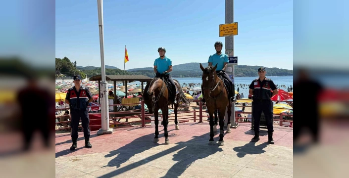 Kocaeli'nde atlı jandarma yaz aylarında devriyede: Orman yangını ve boğulma riskine karşı önlem
