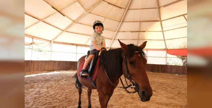 Kocaeli'nde ücretsiz binicilik eğitimi: 130 çocuk sertifikasını aldı