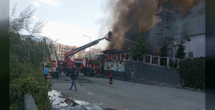 Malatya'da hırdavatçı dükkanında yangın: Patlamalar yaşandı