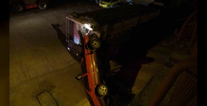 Malatya'da trafik kazası: Otomobil 5 metre yükseklikten uçtu