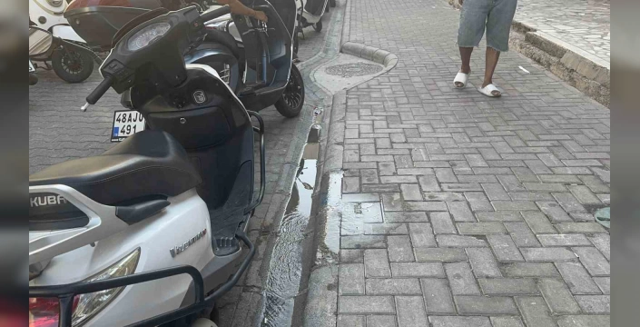 Marmaris'te patlayan su borusu 5 gündür akıyor: Çevre sakinlerinden tepki