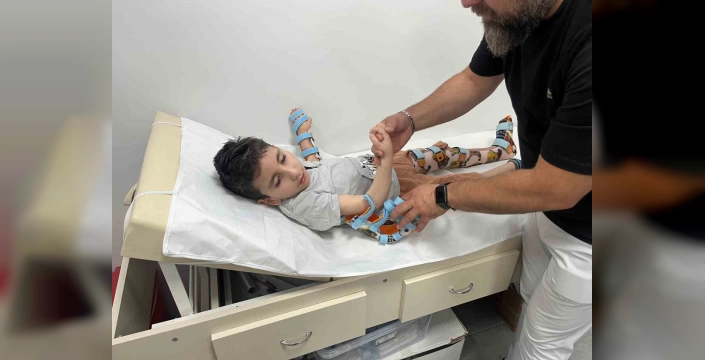 Mehmet Emir'e KAFO cihazı: Sivrisinek ısırığı sonrası hareketsiz kalan çocuğa umut